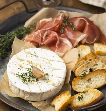 composizione-di-cibo-locale-gustoso-ad-alto-angolo composizione-di-cibo-locale-gustoso-ad-alto-angolo